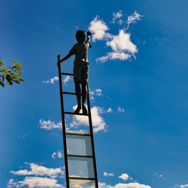 Image symbolique d'une personne sur une échelle